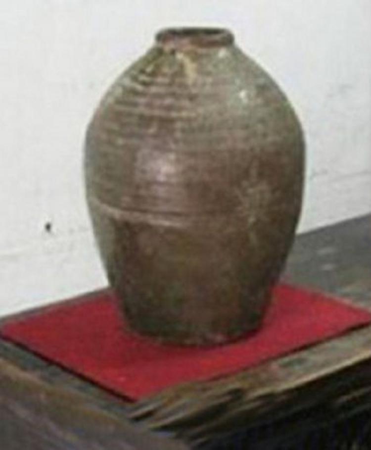 Из вазы взяли 4. Редкие вазы из глины СССР. Забирать вазы. Пыльная ваза. Серая пыльная ваза.