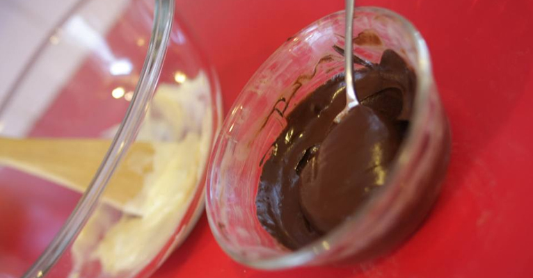 Как приготовить крендельки с шоколадной глазурью и мятными леденцами
