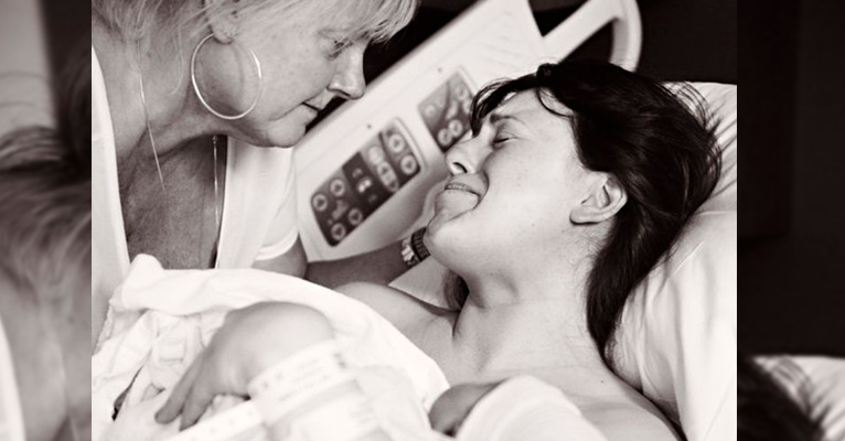 Пока все смотрят на новорожденного, только мама смотрит на свою дочь