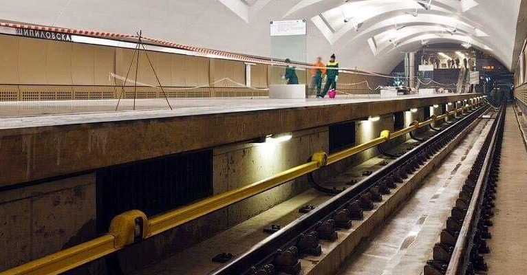 Почему нельзя после падения на рельсы залезать обратно на платформу метро