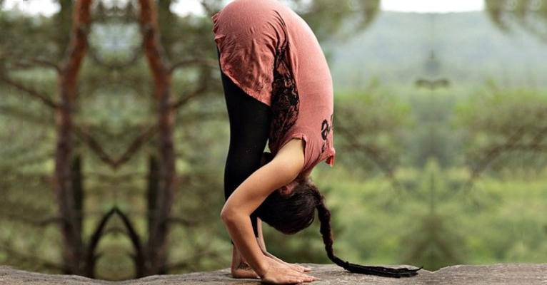 Йога для всех: 5 несложных упражнений от болей в спине